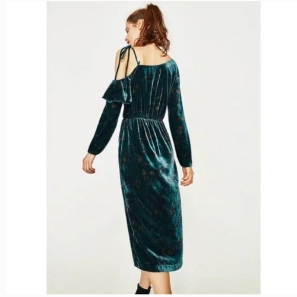 NWT ZARA Asymmetrical Shoulder Crushed Velvet Midi Dress in Emerald Large - Picture 2 of 11